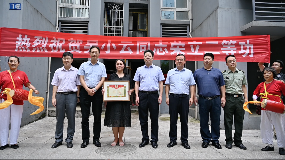 区长,区双拥工作领导小组副组长鲁荣锋一行前往荣立二等功吴小云家中