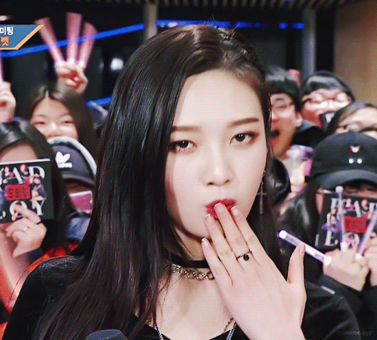 最近姜山军迷上了德鲁娜酒店 这个横霸屏幕的韩剧 满屏都是iu的盛世