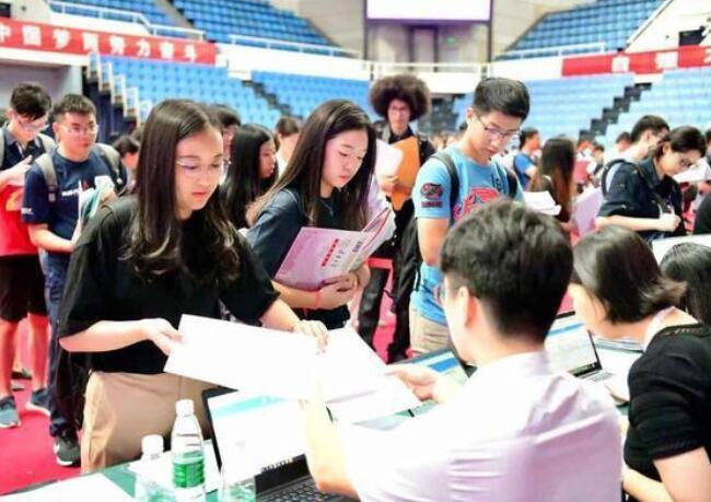清华女神"武亦姝"亮眼,报到当天成为焦点,身高一米八太突出!