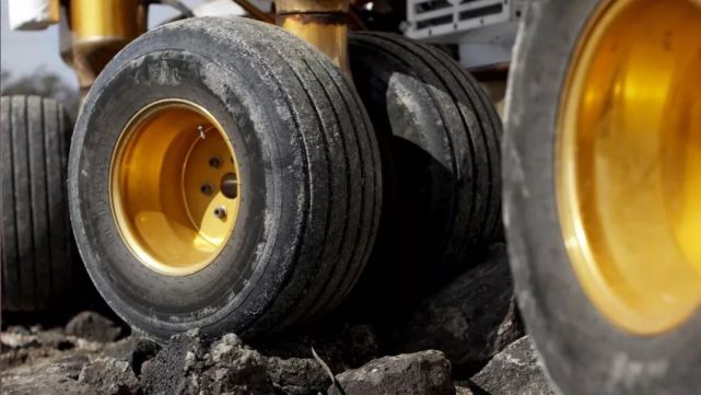 在新的月球车上nasa正在考虑使用米其林的一体化轮胎,即轮毂轮胎