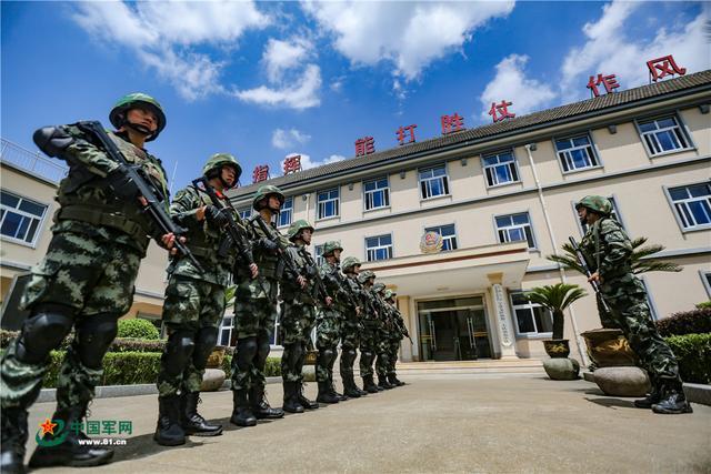 接到指令,官兵迅速集结.(胡港摄)