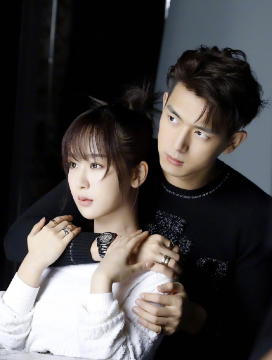 李现搂着杨紫脖子拍写真谁注意他另一只手放在哪网友炸锅