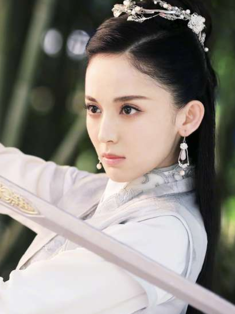 古装女星抿嘴一笑,杨幂甜如蜜,赵丽颖最具女神范,都不及她惊艳