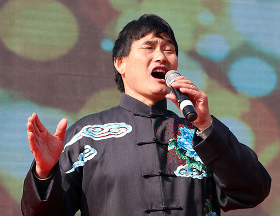 《星光大道》走红之后,直接离婚抛弃妻女,39岁二婚娶古典美女