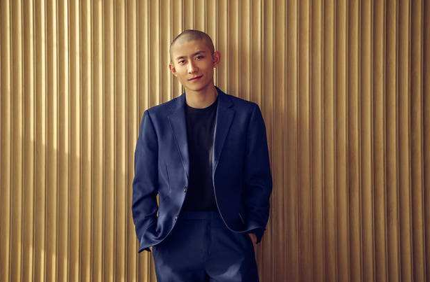 张一山鹿鼎记现场跷二郎腿打游戏被围观网友韦小宝篡位