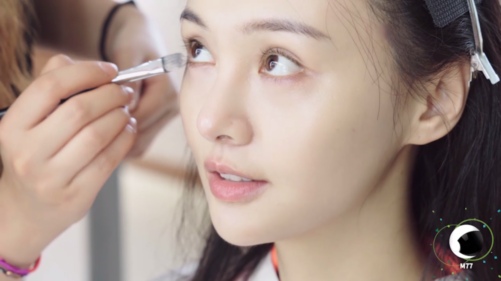 在视频中,郑爽还展示了她化妆中的素颜,不得不说爽妹子皮肤也太好了吧