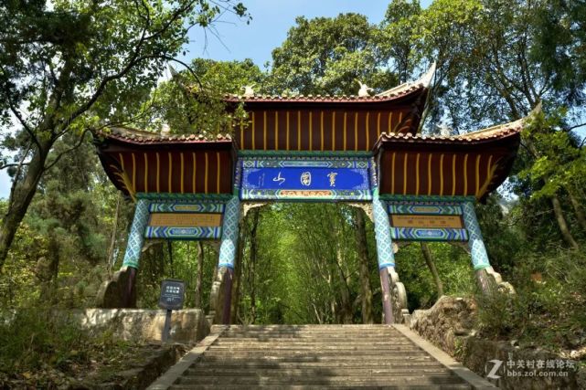 分别名为:东岳峰,飞仙峰,神斧峰,三峰峰顶分别建有东岳殿,窦真殿与