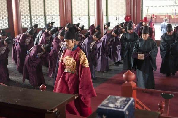 古代历史谜题:为何大臣上朝,唐朝坐,宋朝站,到了清朝要跪着?