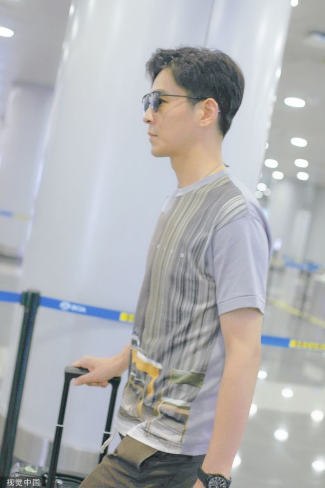 真的飒!41岁乔振宇素颜搭机颜值能打 推行李箱大步流星很帅气