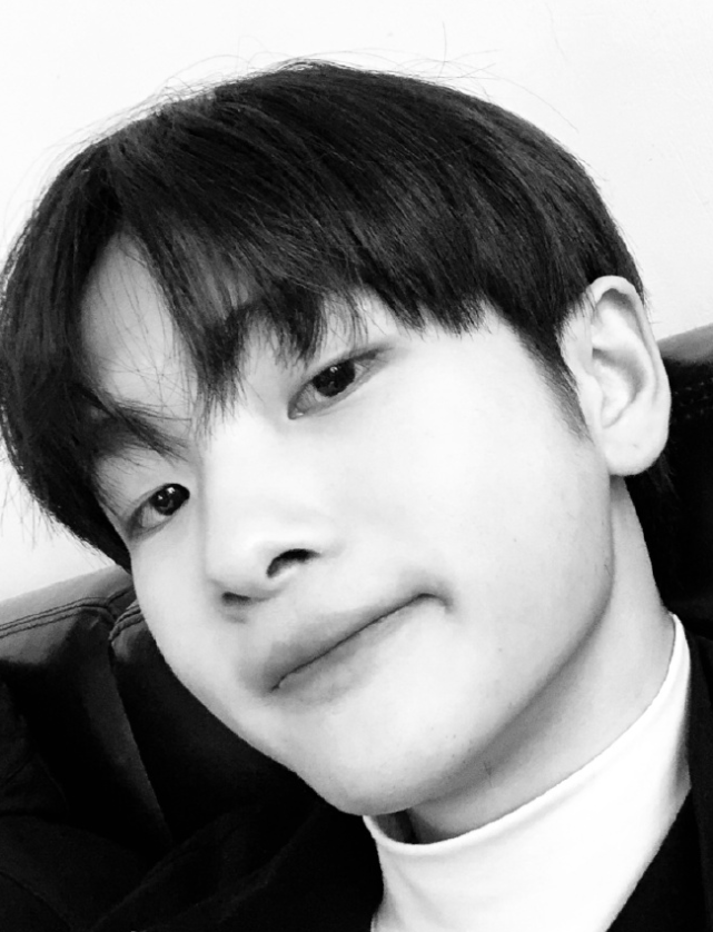 周震南自拍基本是"黑白"色?看到有色照片,网友:我粉了个啥