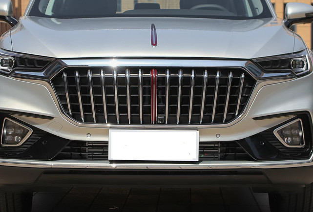 红旗hs5的车标设计十分简单大方,竖直的车标极富立体感地横亘在前脸