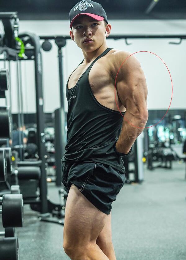 16岁健美肌肉男孩,坦言自己越来越年轻,肌肉可以弥补身高
