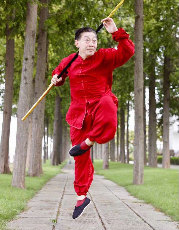 美猴王为大家表演招牌动作身姿矫健再舞金箍棒这才是一代经典