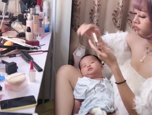 网红辣妈带娃直播两不误走红所谓坚强全靠硬扛