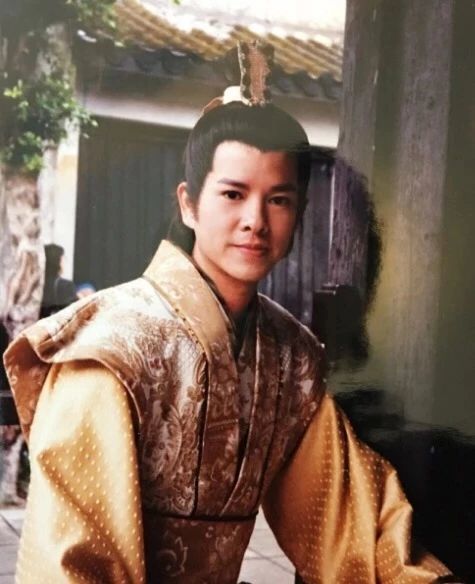 陈嘉辉在88年的《都市方程式》里已是饰演男主,90年的《我是黄飞鸿》