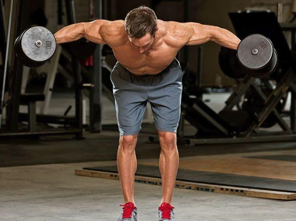 在做哑铃俯身飞鸟时,要避免这2个错误,训练效