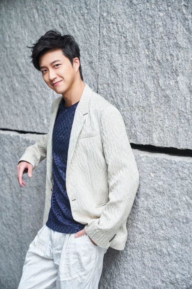 星闻江宏杰挥拍九宫格不ng拍广告1分钟收工众人惊呼