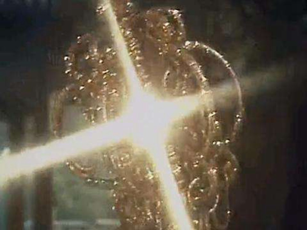 拍摄《西游记》时,为了让锡杖和袈裟发光,剧组想出一个办法