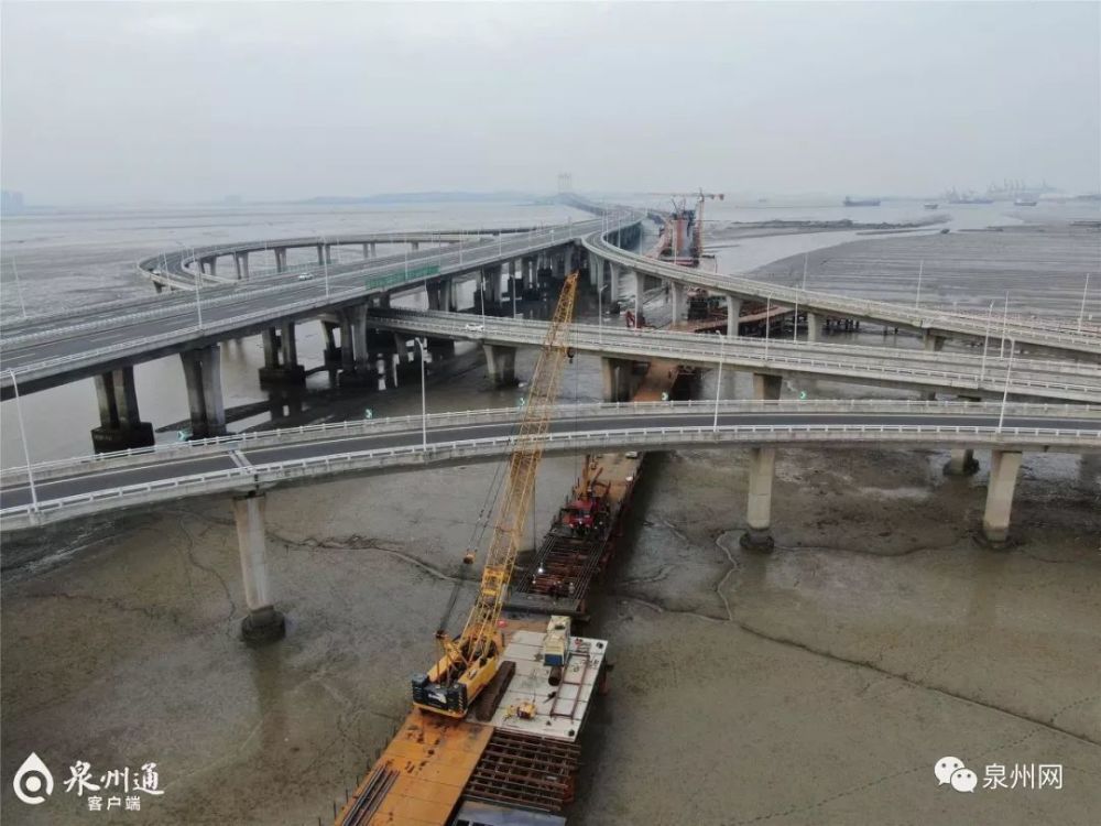 福廈客專泉州灣跨海大橋主棧橋與沿海大通道處的支棧橋的無縫連接,也