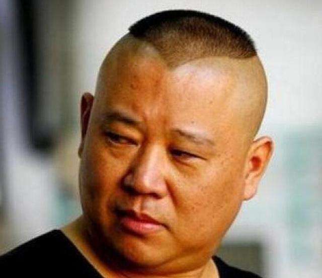 郭德纲为什么在脑袋上留了一撮桃形图案?