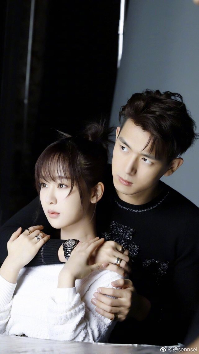 李现杨紫合拍杂志,看到李现手的位置后,网友:现男友变直男癌