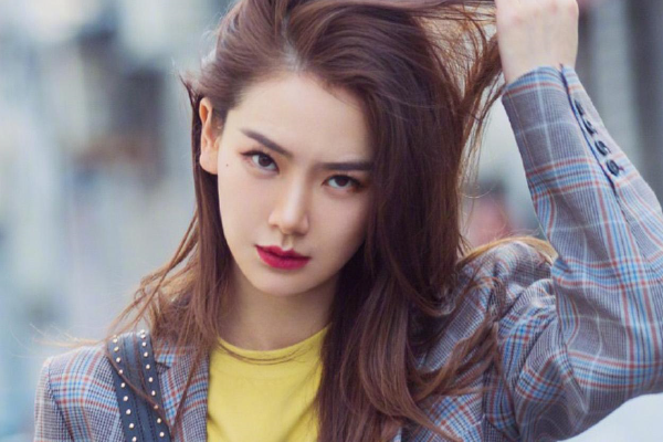 戚薇早起做饭忘记化妆,双眼皮格外显眼,网友:毫无气色不敢认!