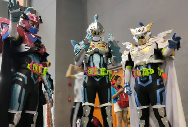 假面骑士漫展之上惊现飞彩三大形态联合作战,