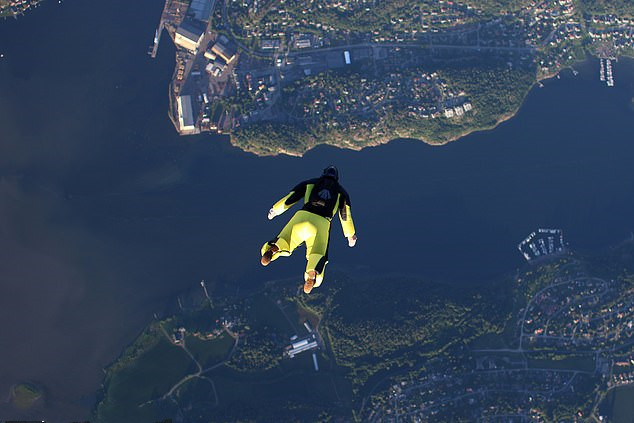 女子从1500米高空跳下降落伞却没打开最后幸运地活了下来