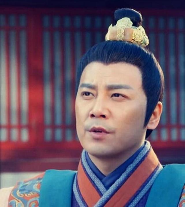 李泰和李承乾一般聪明,而且他的个人素养高出李承乾很多,在大哥沉迷