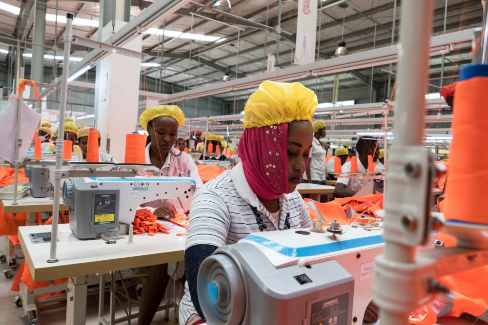 非洲的人口数量却非常多,有利于为工厂提供了大量的廉价劳动力,所以