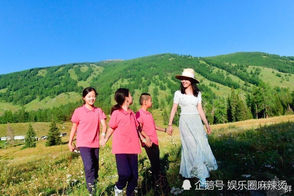 知名主持人周群三个孩子?携孩子们草原游玩,始终不见她老公现身