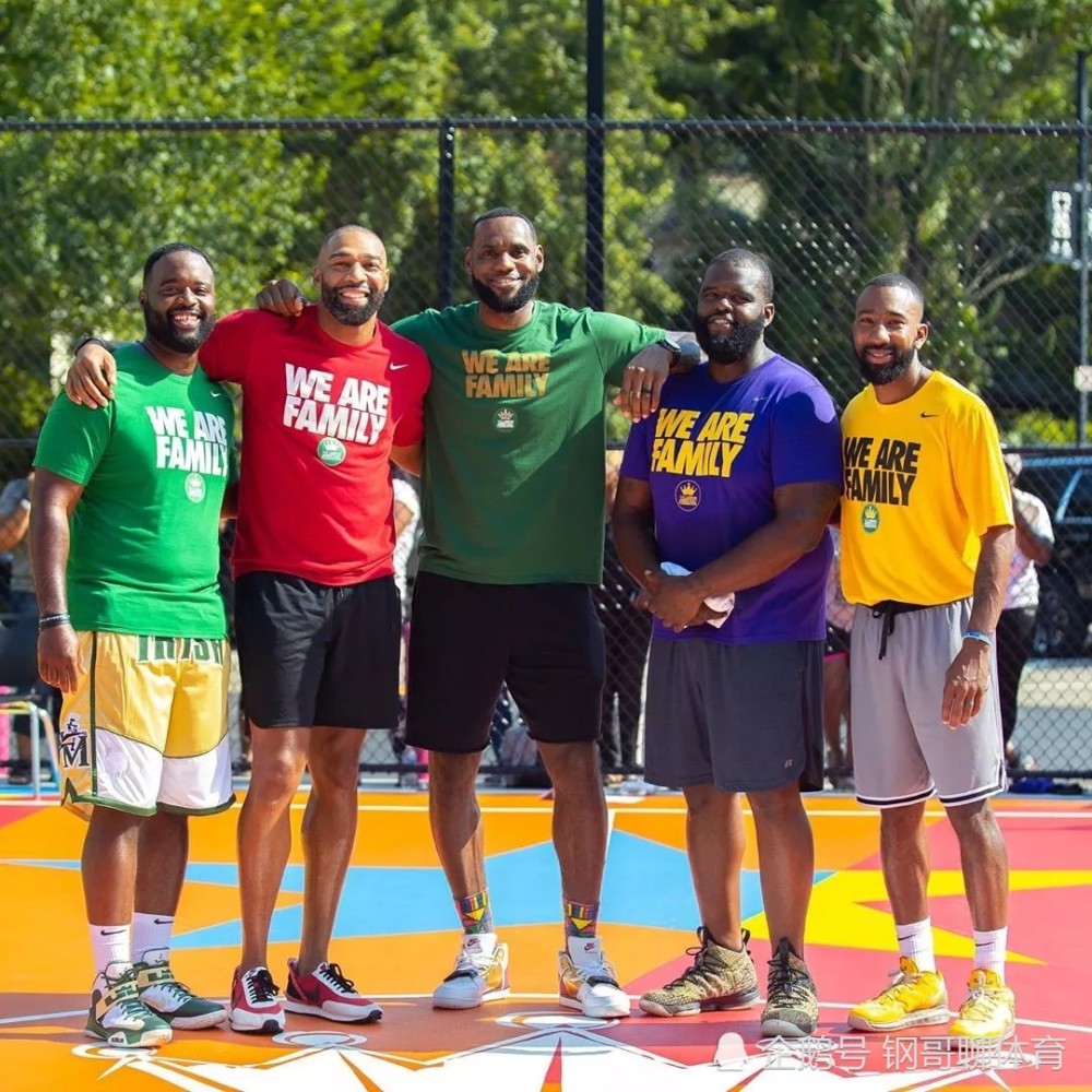 詹姆斯回阿克伦与自己高中球队队友合影,与旧照对比,感叹岁月!