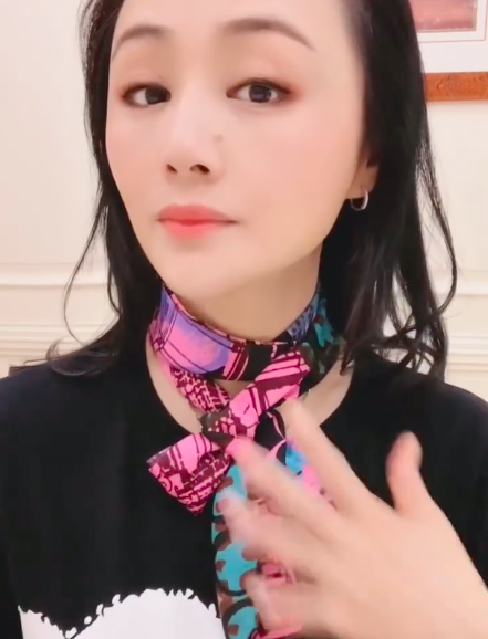 昔日主持一姐曹颖近照44岁的她减肥成功瘦出小v脸判若两人