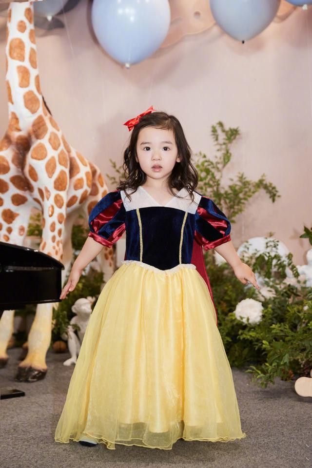 反而吸收了爸妈的优点,长的很是可爱呢,像一个瓷娃娃,真是一个