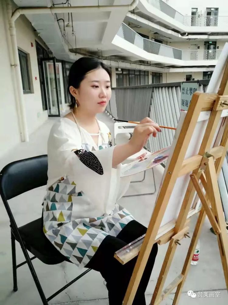认真画画的小朋友 值得赞美