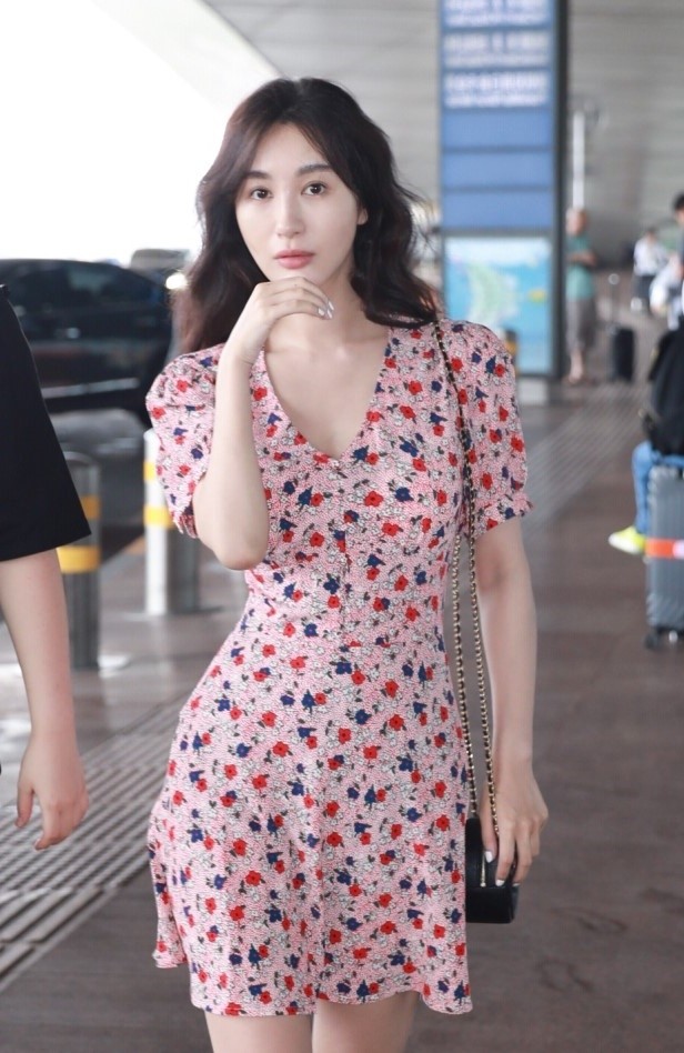 李菲儿的其他穿搭也是很美的,值得再来一起瞧瞧.