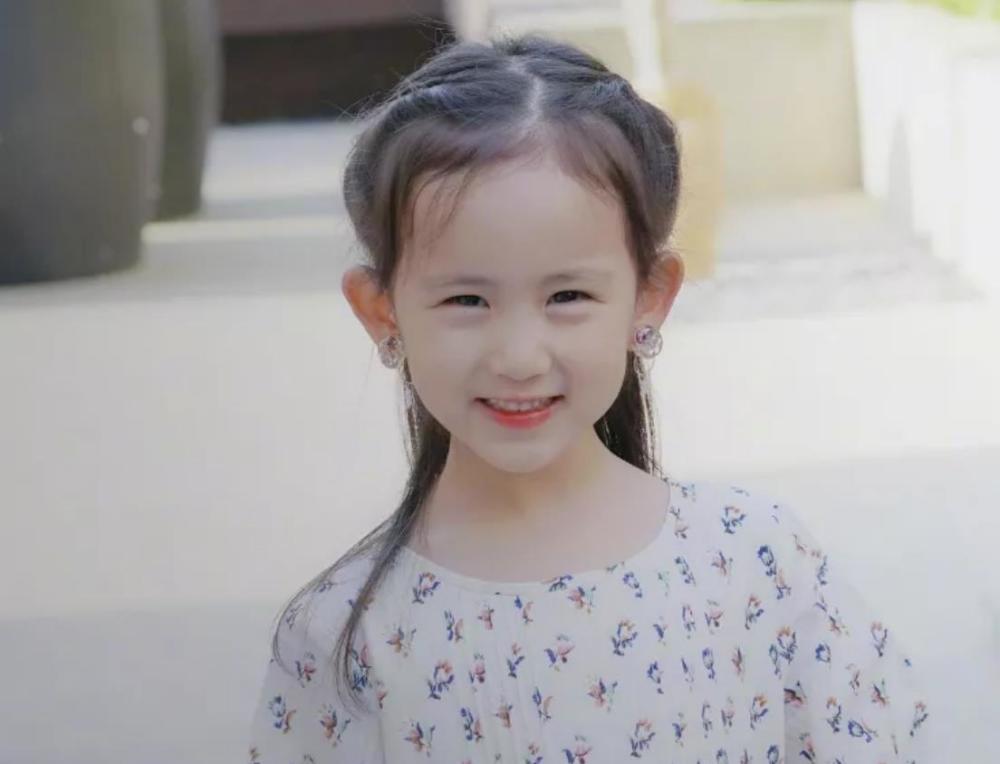 黄少艾才是"开挂式"长大,才几年颜值就反超多多