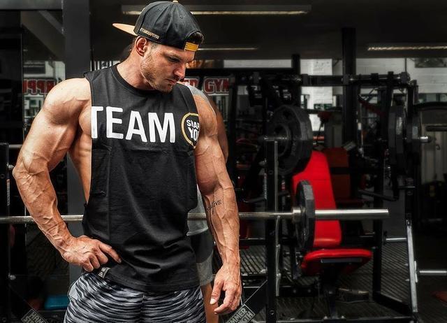 哑铃练肩发力感不明显换上绳索试试这3个动作虐爆你的三角肌