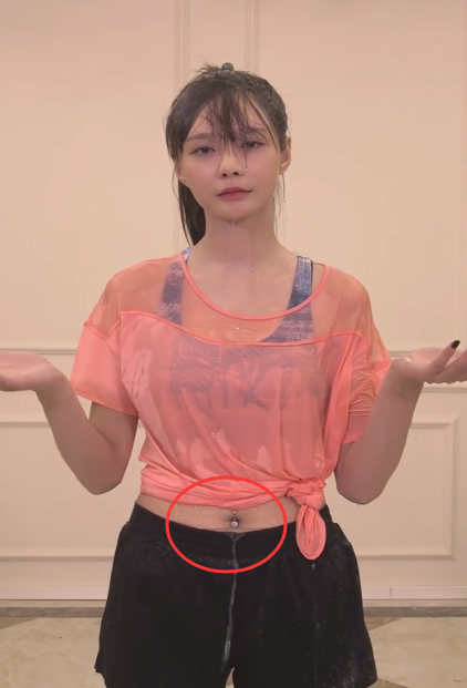 沈梦辰本想炫a4腰镶钻肚脐环意外抢镜杜海涛真有福气