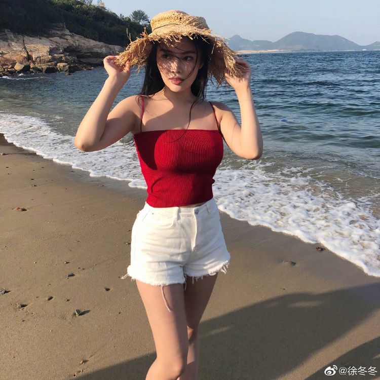 徐冬冬回应被封"大陆第一美胸":都是挤出来的,普通而已