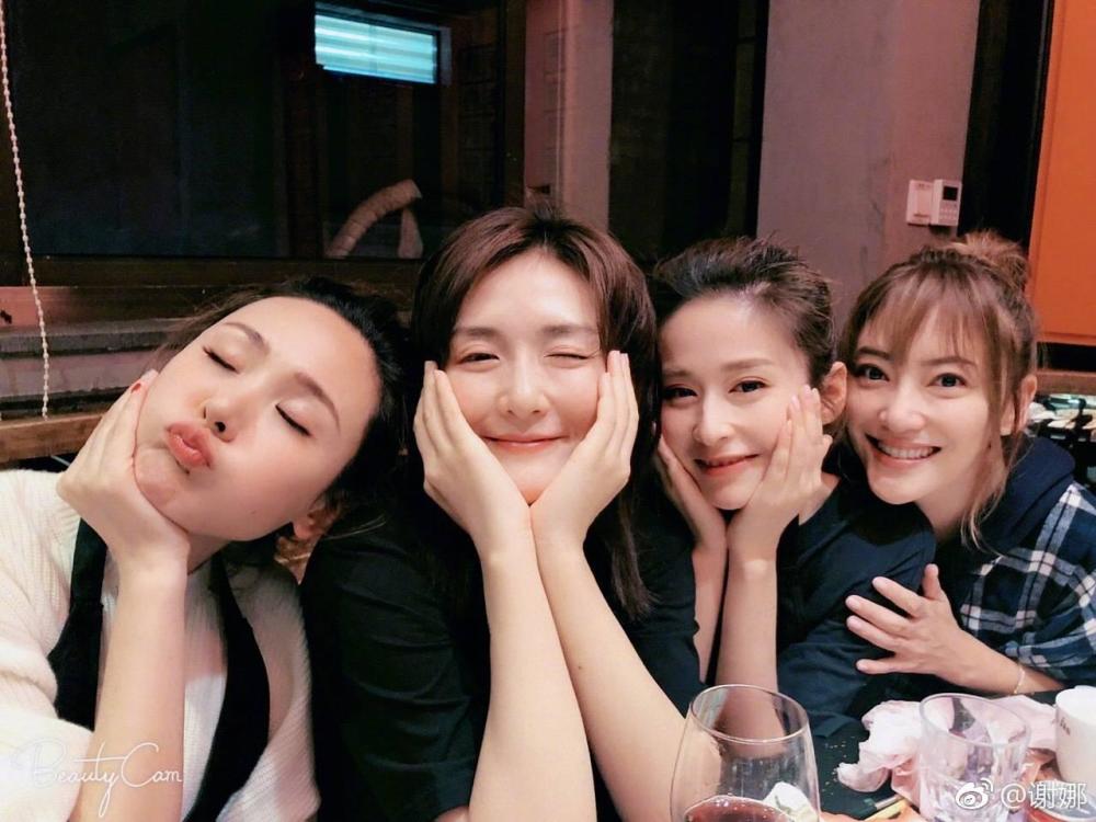 谢娜再与闺蜜同框, 应采儿颖儿四人笑容甜美
