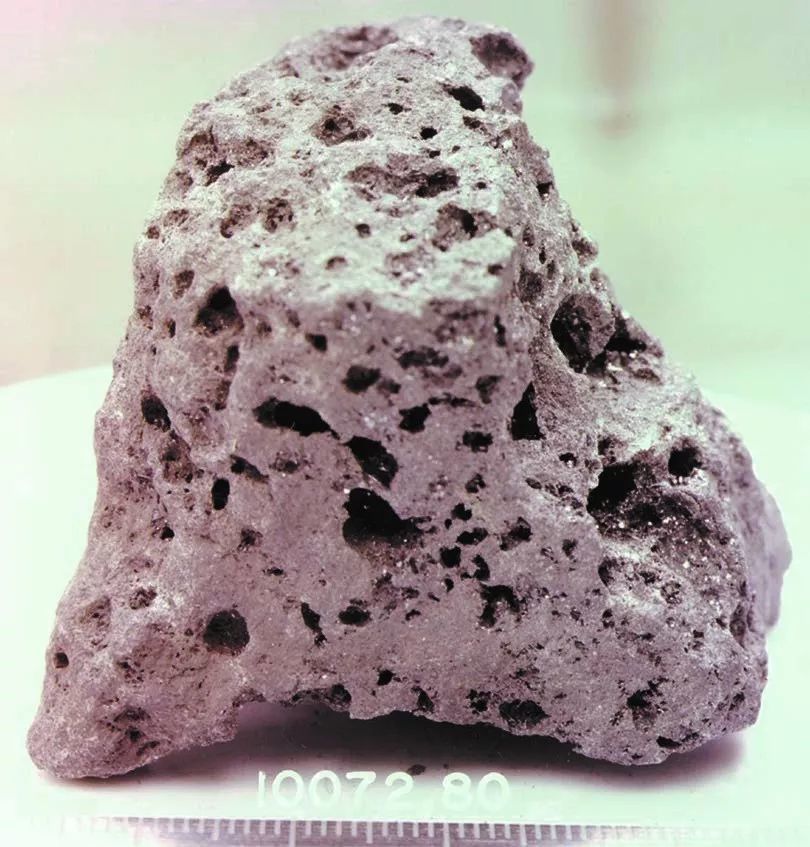 航天员采集回来的月球岩石样品航天员在月球上钻取了3米深的月球岩芯