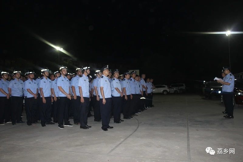 灵山警方对县城新凤街,三十六米街一带涉黄旅业开展突击清查整治!