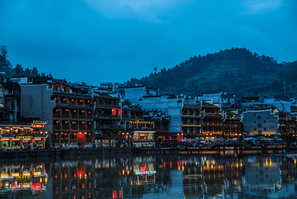 湖南美, 美在湘西, 你看那重峦叠嶂,陡峭如壁的群山