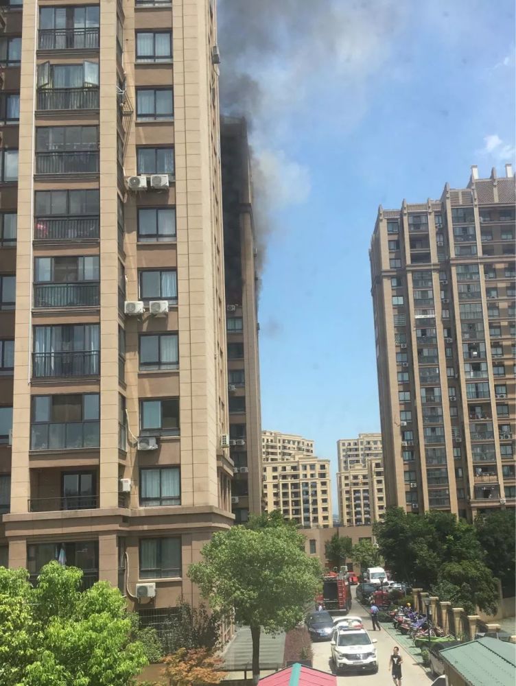 新昌某小区着火了!浓烟从高层窜出,玻璃都掉下来了