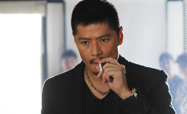 他是新加坡新传媒一哥,人气最高时堪比周润发,退隐后开始写书