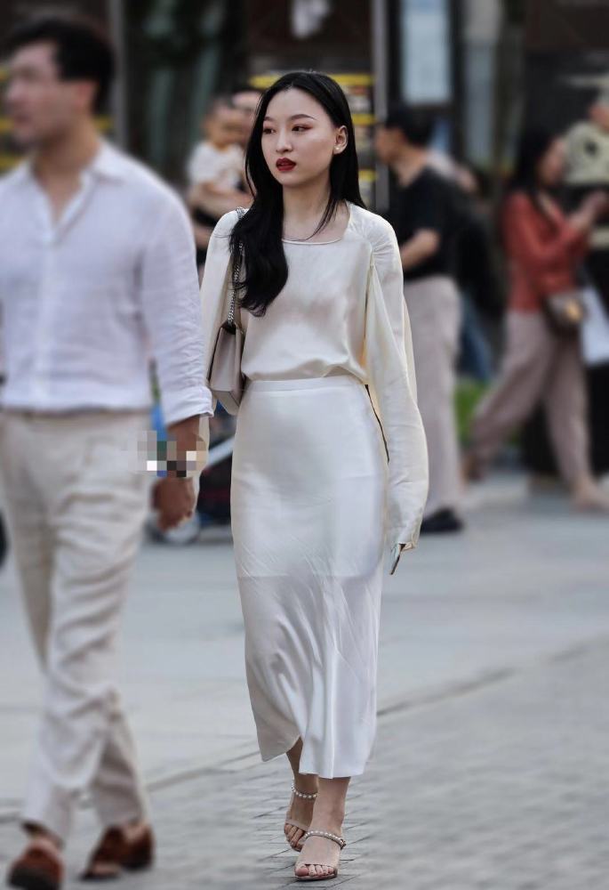 街拍:微胖辣妈穿着雪纺连衣裙,网友直呼:美到离谱!