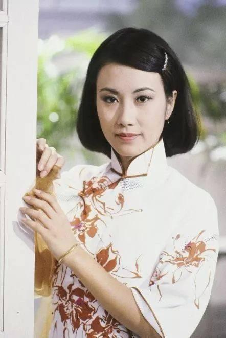《千王之王》(1980),汪明荃分别扮演了干练女强人和风情交际花,角色