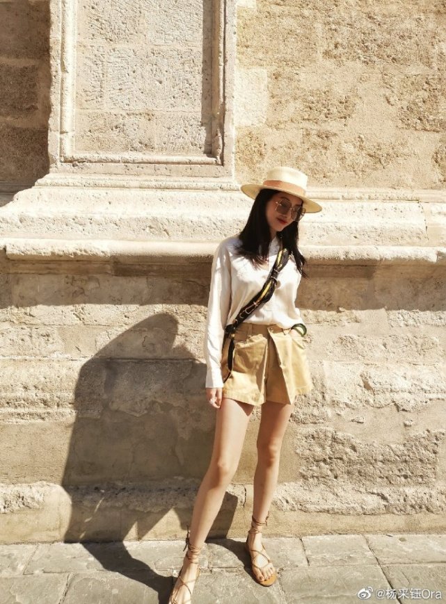 8月17日,杨采钰在微博晒出了一组夏日旅游照片,并开心写道:"阳光满满.