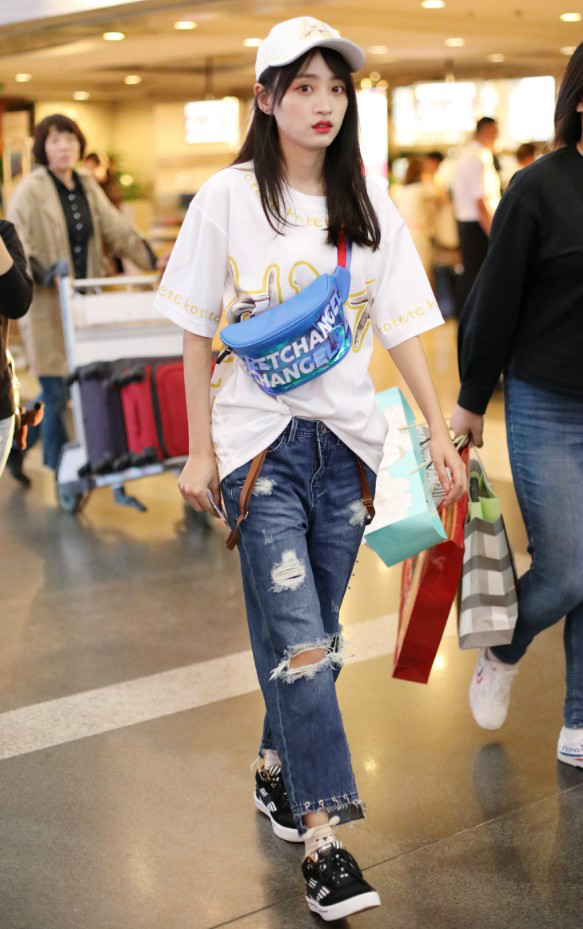 黄婷婷故意把裤脚切开2cm,看到她露出的袜子后,有两只耳朵!